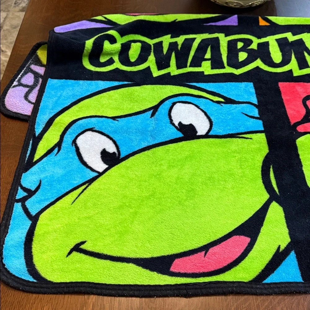 Teenage Mutant Ninja Turtles Blanket. Nickelodeon  38X45 inches. Vibrant colors